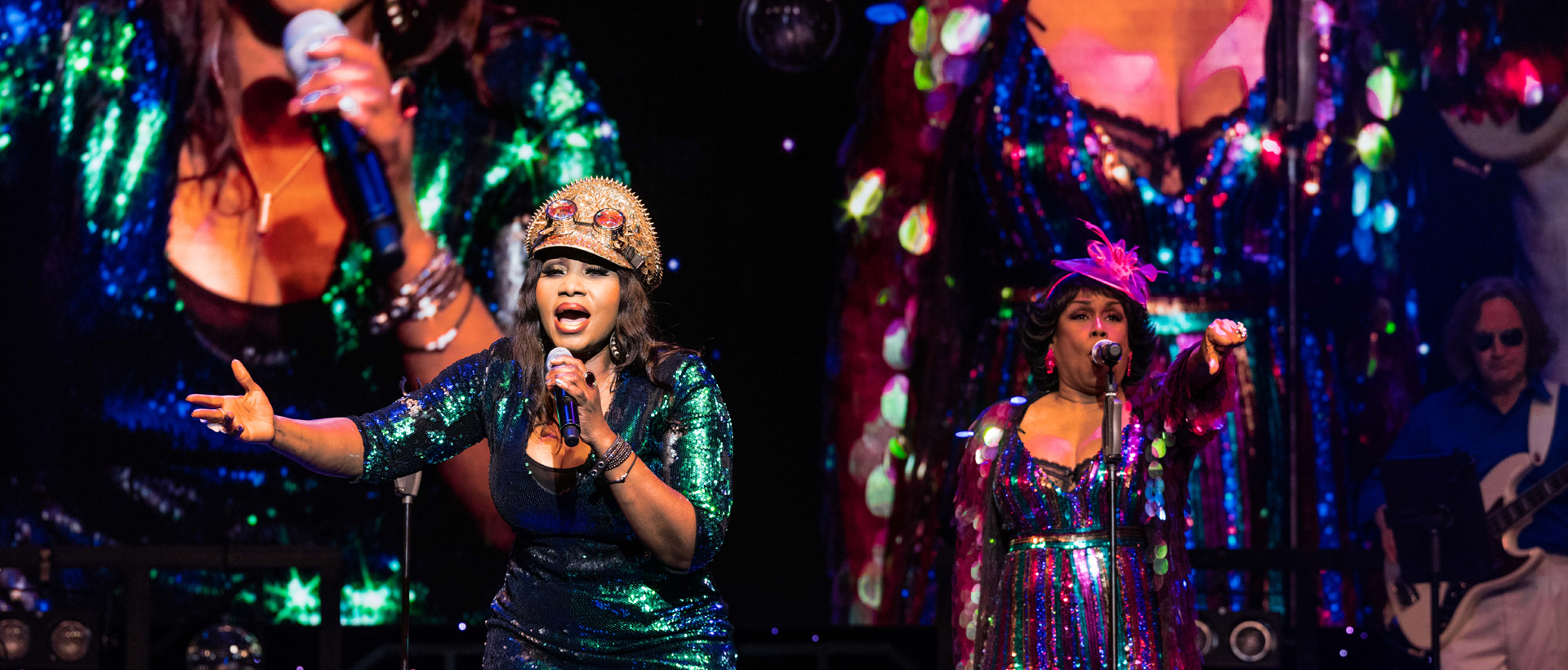Sängerinnen BoneyM. in bunten Glitzerkostümen auf der Bühne